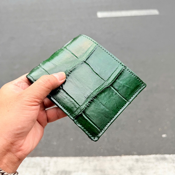 Ví Nam Da Cá Sấu Vân Lớn Màu Xanh Lục Cao Cấp Ví nam da cá sấu vân lớn màu xanh lục sang trọng.