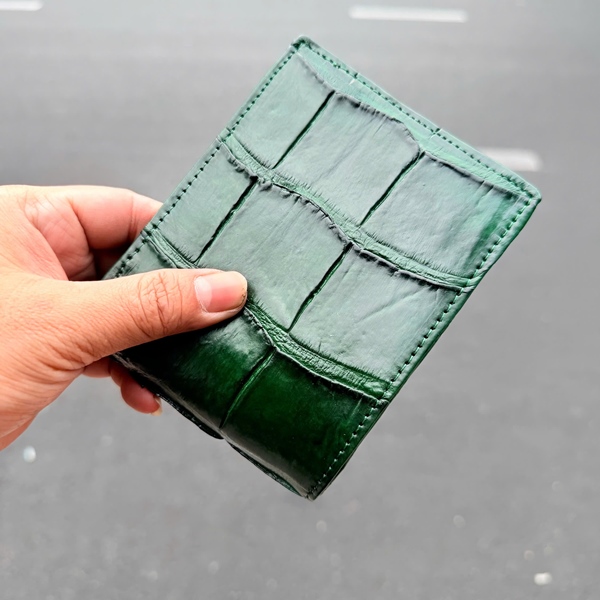 Ví Cá Sấu Xanh Lục – Phụ Kiện Đẳng Cấp Quý Ông Ví nam da bụng cá sấu vân lớn màu xanh lục cao cấp.