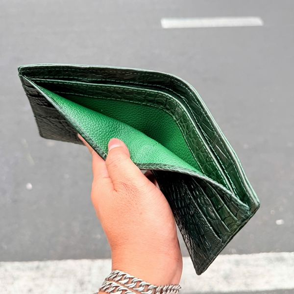 Ví Da Cá Sấu Nam Sang Trọng Màu Sắc Riêng Ví da cá sấu nam màu xanh lục phong cách doanh nhân.