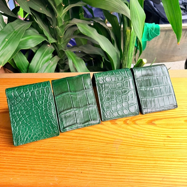 Ví Nam Da Cá Sấu Xanh Lục Đẳng Cấp Thời Trang Ví nam da cá sấu 2 mặt màu xanh lục sang trọng.