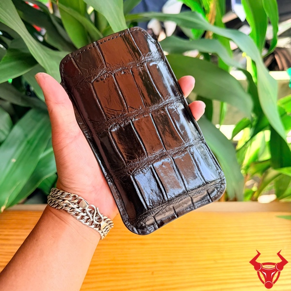 Bao Điện Thoại Bọc Da Cá Sấu Khác Biệt Bao điện thoại da cá sấu dây rút, phong cách sang trọng.
