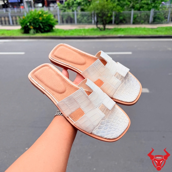 Dép Nữ Da Cá Sấu Bạch Tạng Cao Cấp Dép nữ da cá sấu màu trắng bạch tạng thiết kế chữ H.