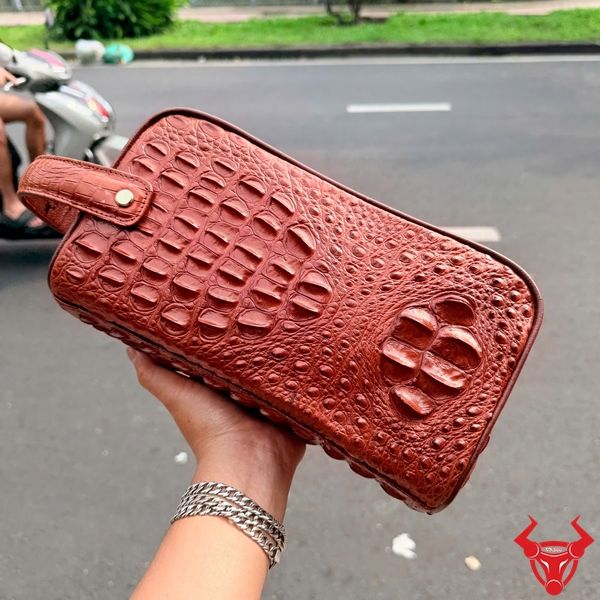 Clutch Da Cá Sấu Gù CGA4 Nâu Đỏ Sang Trọng Clutch da cá sấu gù CGA4 màu nâu đỏ phong cách thời trang.