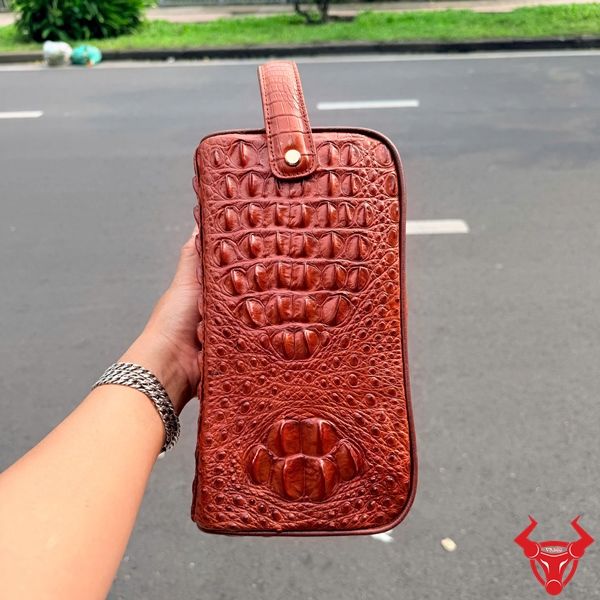 Clutch Nam Da Cá Sấu Gù CGA4 Màu Nâu Đỏ Clutch hộp da cá sấu gù CGA4 màu nâu đỏ sang trọng.