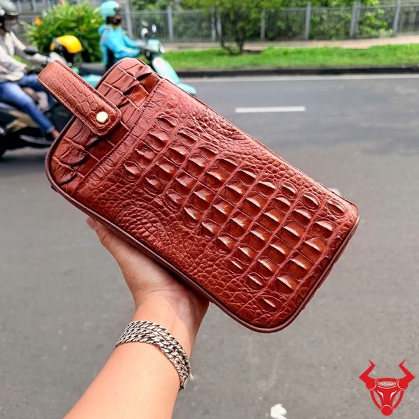 Túi Clutch Da Cá Sấu Thật Gù CGA4 Nâu Đỏ Túi clutch hộp da cá sấu gù CGA4 màu nâu đỏ nổi bật.