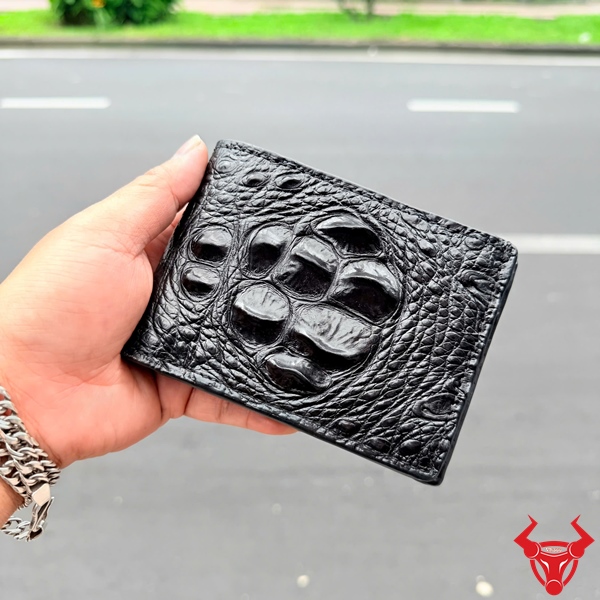 Ví Da Cá Sấu 8 Gù Hiếm Màu Đen Cao Cấp Cận cảnh ví da cá sấu 8 gù đen, thiết kế 2 mặt da sang trọng.