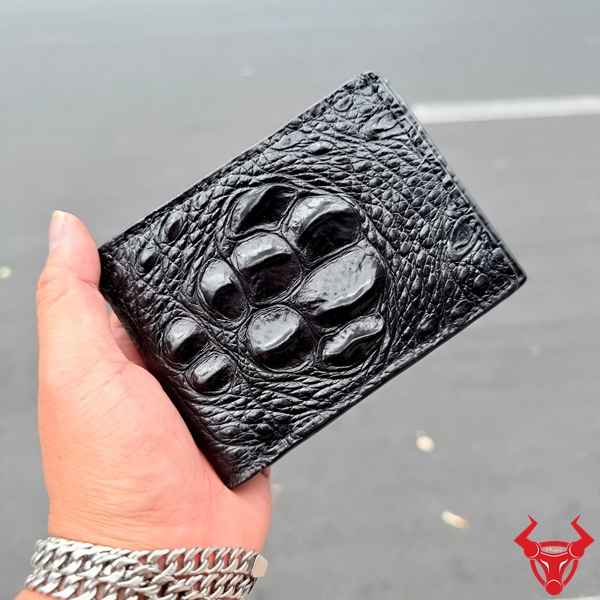 Ví Nam 2 Mặt Da Cá Sấu Thật 8 Gù Đẳng Cấp Ví nam da cá sấu hai mặt màu đen với chi tiết 8 gù nổi bật.