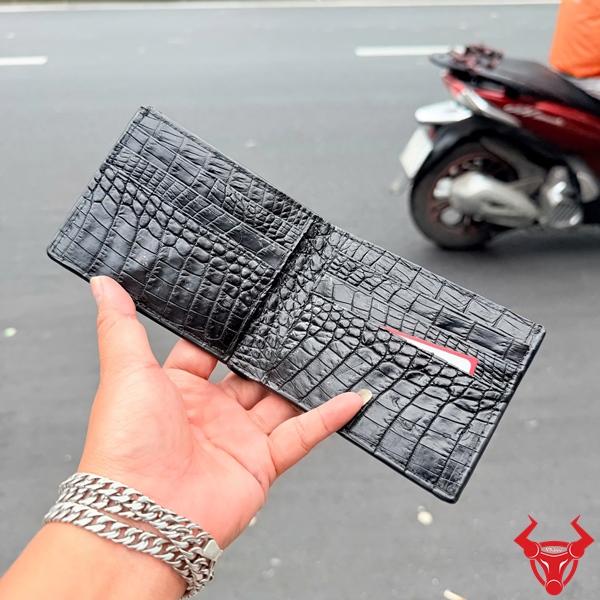 Ví Nam VCAA11 Da Cá Sấu Hai Mặt Sang Trọng Hình ảnh ví nam da cá sấu 8 gù đen, thiết kế sang trọng.