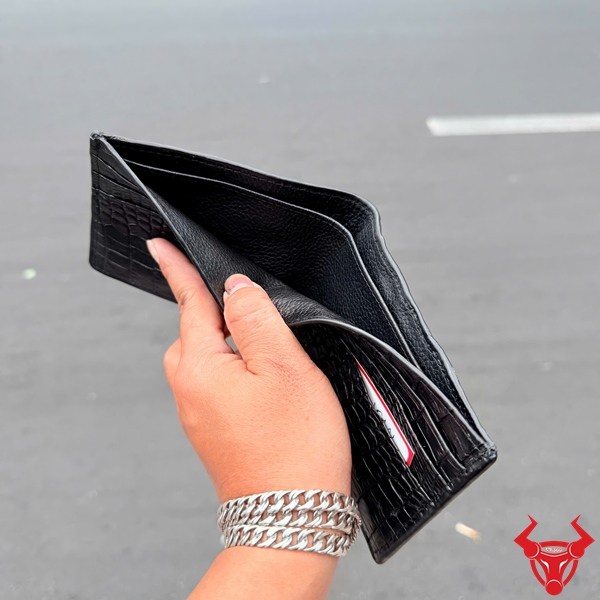 Ví Da Cá Sấu 8 Gù Sơn Cạnh Cao Cấp Ví da cá sấu hai mặt màu đen, chi tiết 8 gù độc đáo.