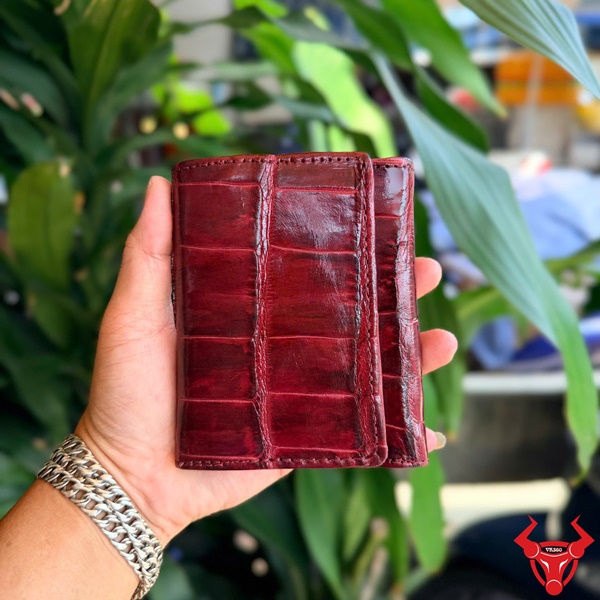 Ví Nữ 3 Gấp Da Cá Sấu VRA8 Đỏ Mận Cá Tính Ví nữ 3 gấp da cá sấu VRA8 màu đỏ mận