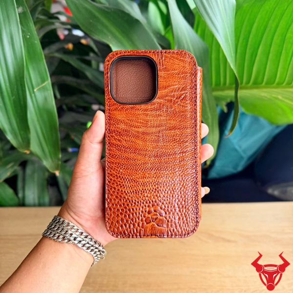 Bao Da Iphone 16 Pro Max Màu Nâu Đỏ Sáng Sang Trọng Bao da Iphone 16 Pro Max màu nâu đỏ sáng với vân da chân đà điểu tự nhiên.