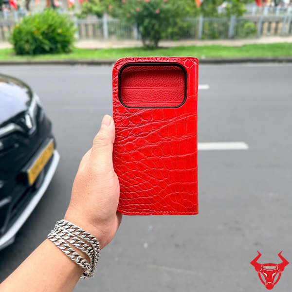 Bao Da Iphone 17 Pro Da Cá Sấu Trơn Bụng Thời Thượng Bao da Iphone 17 Pro màu đỏ da cá sấu cao cấp thời thượng.
