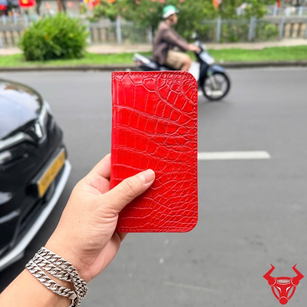 Bao Da Iphone 17 Pro Màu Đỏ Ấn Tượng Cao Cấp Bao da Iphone 17 Pro ELBA8 da cá sấu màu đỏ sang trọng nổi bật.