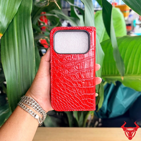 Bao Da Iphone 17 Pro Da Cá Sấu Trơn Bụng ELBA8 Màu Đỏ Bao da Iphone 17 Pro da cá sấu trơn bụng màu đỏ cao cấp sang trọng.