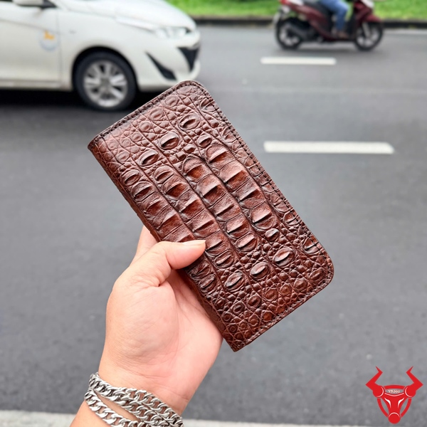 Bao Da Iphone 17 Pro Max ELCA1 Bảo Vệ Điện Thoại Hiệu Quả Ốp bao da Iphone 17 Pro Max da cá sấu gai lưng màu nâu đất.