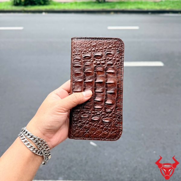 Bao Da Cá Sấu Iphone 17 Pro Max Thời Trang Và Đẳng Cấp Bao da Iphone 17 Pro Max da cá sấu nâu đất bảo vệ màn hình tốt.