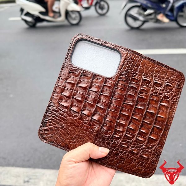 Ốp Iphone 17 Pro Max Da Cá Sấu Nâu Đất Chống Trầy Màn Hình Bao da cá sấu Iphone 17 Pro Max màu nâu đất thời trang và đẳng cấp.