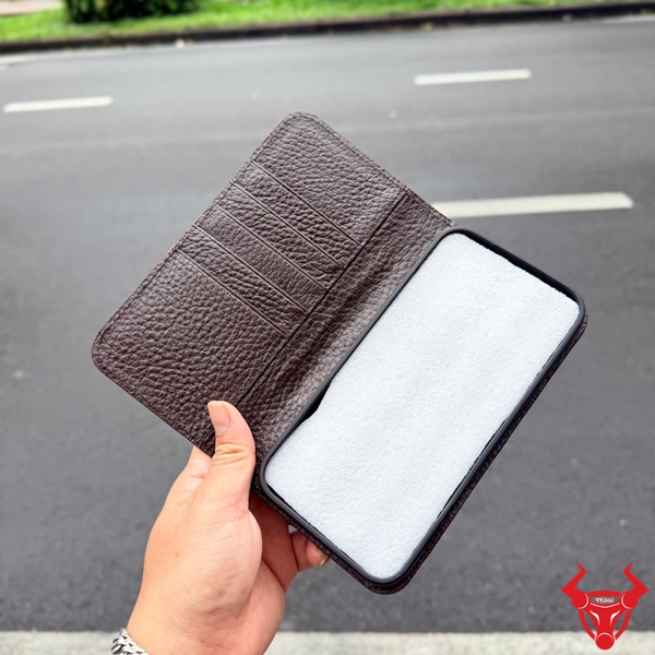 Bao Da Iphone 17 Pro Max Da Cá Sấu Thật Phong Cách Thượng Lưu Bao da Iphone 17 Pro Max da cá sấu gai lưng ELCA1 màu nâu đất.