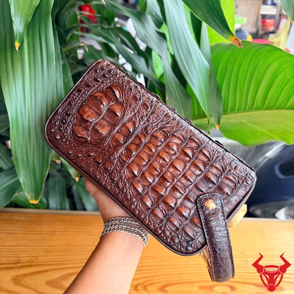 Clutch Xách Tay Da Cá Sấu Sang Trọng Và Đẳng Cấp Clutch hộp da cá sấu gù CGA4 màu nâu đất sang trọng và thời trang.