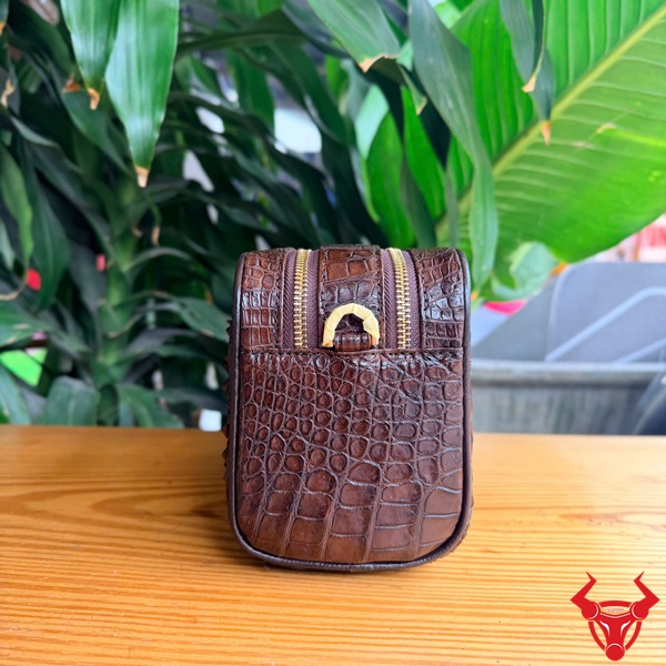 Clutch Da Cá Sấu Gù Nâu Đất Khác Biệt Và Sang Trọng Clutch hộp da cá sấu gù CGA4 màu nâu đất đẳng cấp thời thượng.