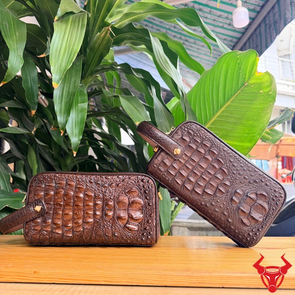 Clutch Hộp Xách Tay Da Cá Sấu Gù CGA4 Nâu Đất Cao Cấp Clutch hộp xách tay da cá sấu gù CGA4 màu nâu đất sang trọng tiện dụng.