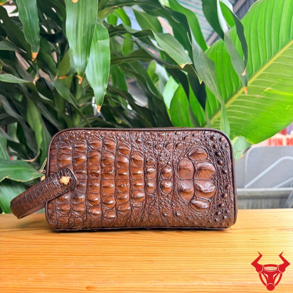 Clutch Hộp Xách Tay Da Cá Sấu Gù CGA4 Màu Nâu Đất Clutch hộp xách tay da cá sấu gù CGA4 màu nâu đất cao cấp.
