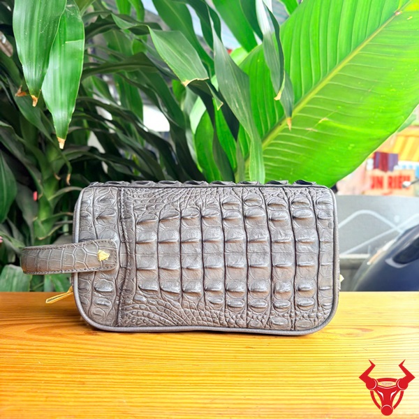 Clutch Da Cá Sấu Gù Cao Cấp 2 Ngăn Khóa Kéo Clutch da cá sấu gù màu xám với 2 ngăn khóa kéo tiện dụng.