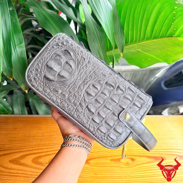 Clutch Hộp Da Cá Sấu Gù Màu Xám Thời Trang Clutch xách tay da cá sấu CGA4 2 ngăn lớn khóa kéo màu xám.