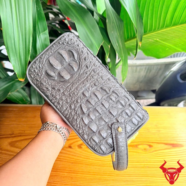 Clutch Hộp Xách Tay Da Cá Sấu Cao Cấp Cho Nam Clutch da cá sấu gù màu xám với thiết kế 2 ngăn khóa kéo tiện lợi.
