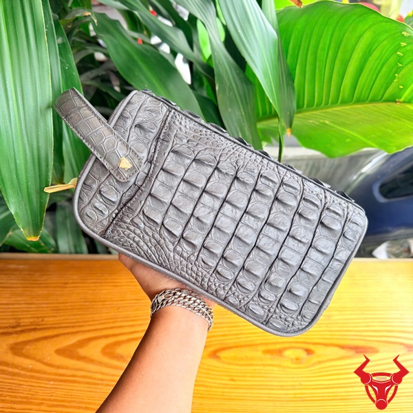 Clutch Da Cá Sấu Gù Màu Xám Khác Biệt Và Sang Trọng Clutch hộp da cá sấu gù CGA4 màu xám đẳng cấp thời thượng.
