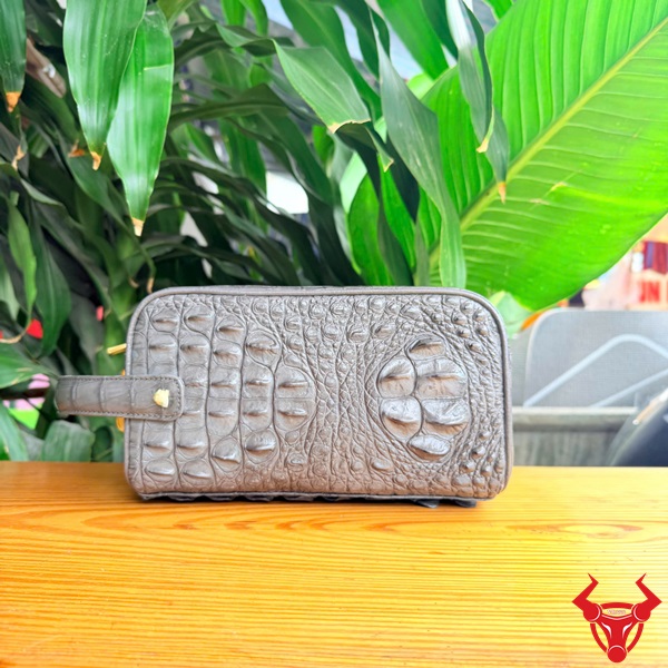 Clutch Hộp Xách Tay Da Cá Sấu Gù CGA4 Màu Xám Clutch hộp xách tay da cá sấu gù CGA4 màu xám sang trọng cao cấp.