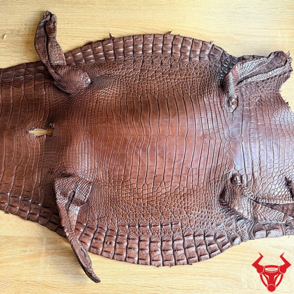 Da Cá Sấu Nguyên Tấm Size 4 Nhỏ Chất Liệu Bền Bỉ Và Đẳng Cấp Da cá sấu nguyên tấm size 4 nhỏ màu nâu đất có độ bền và tính thẩm mỹ cao.