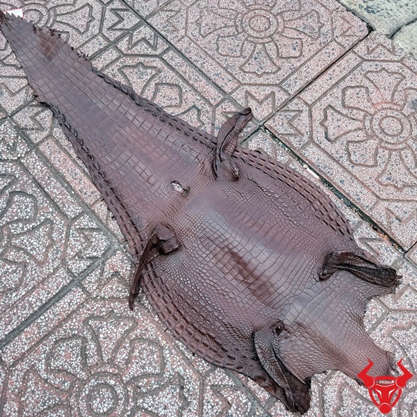 Da Cá Sấu Thuộc Nguyên Tấm Size 4 Nhỏ Màu Nâu Đất Cao Cấp Da cá sấu thuộc nguyên tấm size 4 nhỏ màu nâu đất với vân da tự nhiên đẹp mắt.