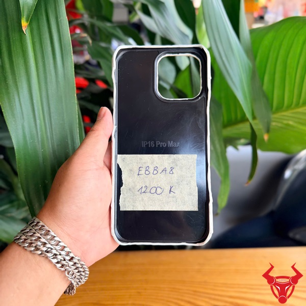 Ốp Lưng iPhone 16 Pro Max Da Cá Sấu Cầm Êm Tay Ốp lưng iPhone 16 Pro Max da cá sấu cao cấp cầm êm tay và sang trọng.