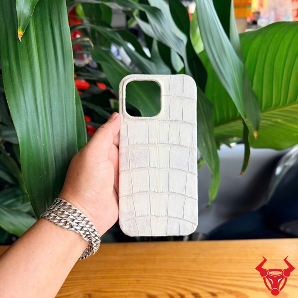 Ốp Lưng iPhone 16 Pro Max Da Cá Sấu Thật Màu Bạch Tạng Ốp lưng iPhone 16 Pro Max da cá sấu thật màu bạch tạng thiết kế full viền.