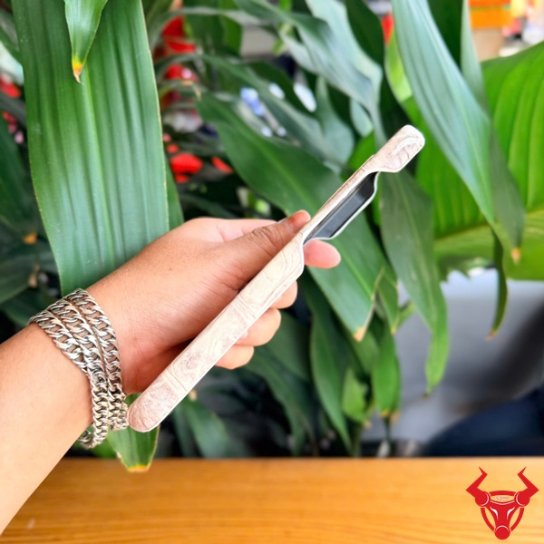 Ốp iPhone 16 Pro Max Da Cá Sấu EBBA8 Thời Trang Ốp lưng thời trang iPhone 16 Pro Max da cá sấu EBBA8 màu bạch tạng.