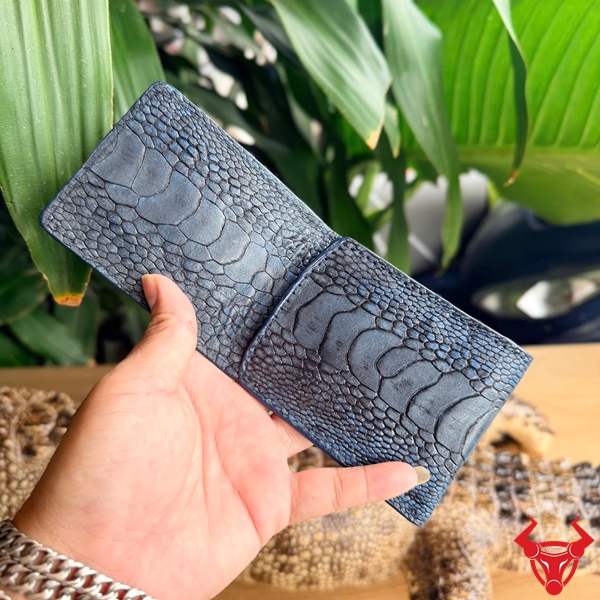 Ví Sen Da Wax Chân Đà Điểu Cao Cấp Màu Xanh Dương Độc Đáo Nổi Bật Mẫu ví sen da wax chân đà điểu VUD4 màu xanh dương với họa tiết tự nhiên độc đáo và thiết kế nhỏ gọn.