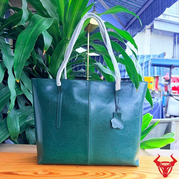 Túi Tote Da Bò Thật TXD23 Màu Xanh Lá Trẻ Trung Hiện Đại Mẫu túi tote da bò TXD23 màu xanh lá cao cấp dành cho nữ yêu thích phong cách hiện đại và năng động.