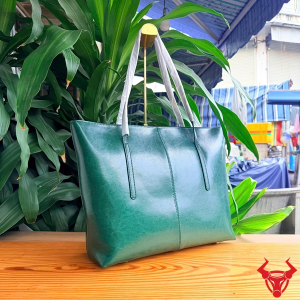 Túi Tote Nữ Da Bò Cao Cấp Màu Xanh Lá Rộng Rãi Tiện Dụng Túi tote size lớn TXD23 da bò cao cấp màu xanh lá với khả năng chứa đồ rộng rãi và phong cách thời trang.