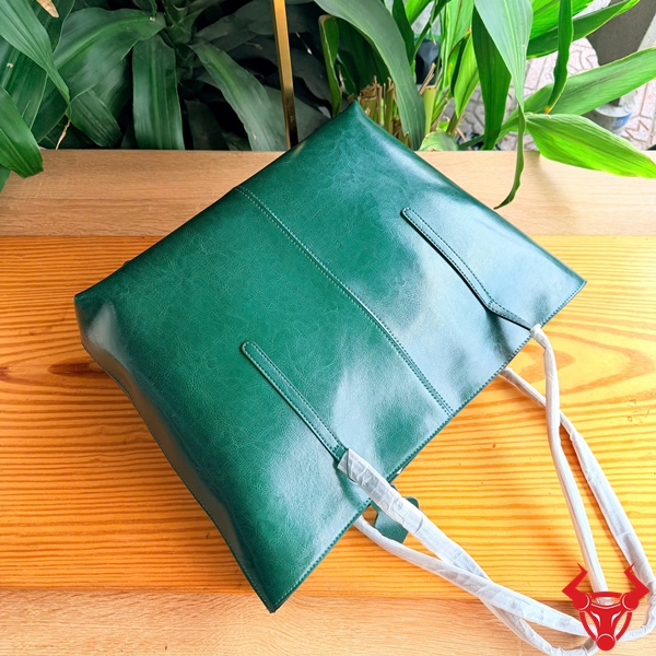 Túi Tote Da Bò TXD23 Xanh Lá Sang Trọng Cho Nữ Công Sở Hình ảnh túi tote da bò thật TXD23 màu xanh lá phong cách hiện đại, sang trọng và tiện lợi.