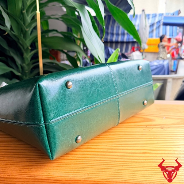 Túi Tote Màu Xanh Lá Da Bò Cao Cấp TXD23 Bền Đẹp Thời Trang Túi tote da bò cao cấp size lớn TXD23 màu xanh lá mang phong cách năng động, hiện đại và tiện dụng.