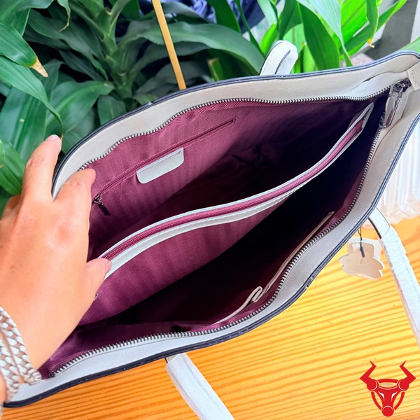 Túi Tote Màu Trắng Da Bò Cao Cấp TXD23 Trẻ Trung Bền Đẹp Túi tote size lớn da bò cao cấp màu trắng TXD23 với thiết kế năng động, hiện đại và tiện lợi.
