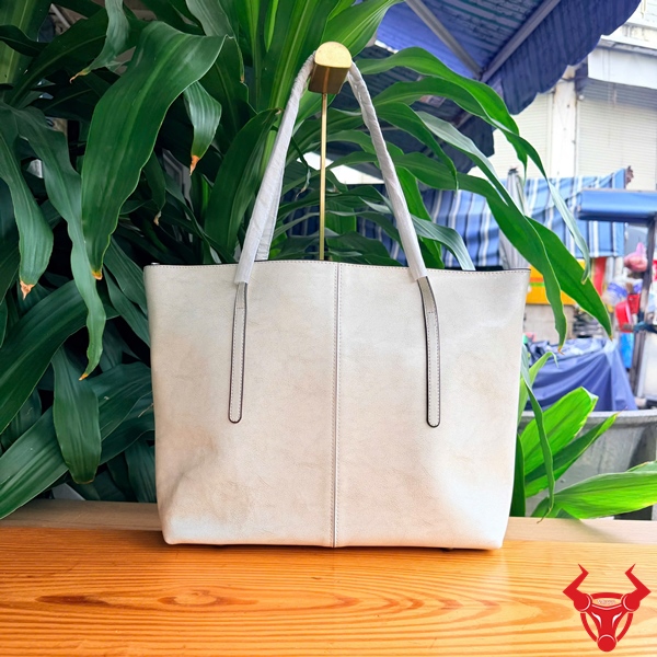 Túi Tote Size Lớn Da Bò Cao Cấp TXD23 Màu Trắng Thời Trang Túi Tote Size Lớn Da Bò Cao Cấp TXD23 màu trắng thanh lịch với thiết kế hiện đại và không gian chứa đồ rộng rãi.