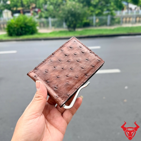 Ví Kẹp Tiền Da Đà Điểu VYD3 Nâu Đất Sang Trọng Và Độc Đáo Mẫu ví kẹp tiền da bụng đà điểu VYD3 màu nâu đất mang vẻ đẹp khác biệt.
