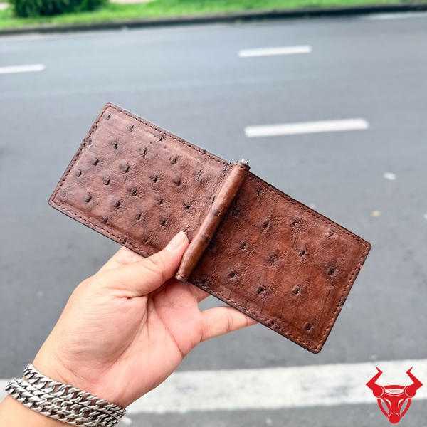 Ví Da Bụng Đà Điểu Hai Mặt VYD3 Màu Nâu Đất Chính Hãng Ví kẹp tiền VYD3 da bụng đà điểu màu nâu đất với vẻ đẹp sang trọng và khác biệt.