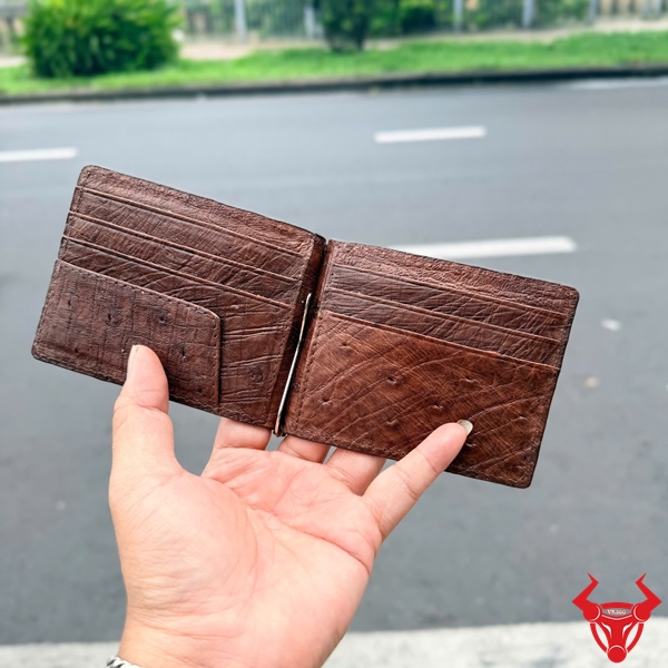 Ví Kẹp Tiền Nam Da Đà Điểu VYD3 Nâu Đất Phong Cách Thượng Lưu Ví kẹp tiền da đà điểu thật màu nâu đất với họa tiết tự nhiên đặc trưng.