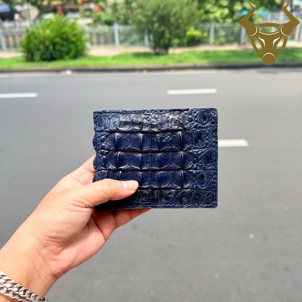 Ví Da Cá Sấu Nửa Gai Xanh Navy Độc Đáo Và Sang Trọng Ví nam da cá sấu VBA3 màu xanh navy với thiết kế gọn nhẹ và tiện lợi.