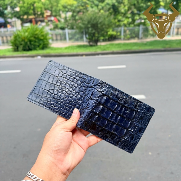Ví Nam VBA3 Da Cá Sấu Thật Thời Trang Và Tiện Dụng Ví da cá sấu nửa gai màu xanh navy với vẻ đẹp cá tính và đẳng cấp.