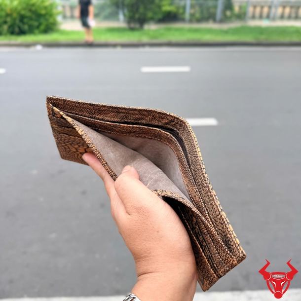 Ví Form Ngang Da Chân Đà Điểu Màu Nâu Bò Độc Lạ Và Khác Biệt Ví nam VCD4 da chân đà điểu hai mặt gai chân màu nâu bò cao cấp.