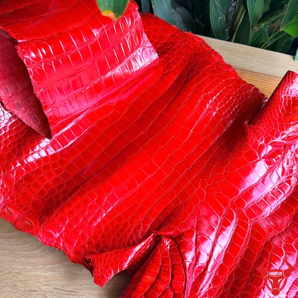 Da Cá Sấu Bỏ Gai Bóng Kính Màu Đỏ Bền Đẹp Da cá sấu size 5 nhỏ bỏ gai màu đỏ bóng kính dùng chế tác phụ kiện cao cấp.